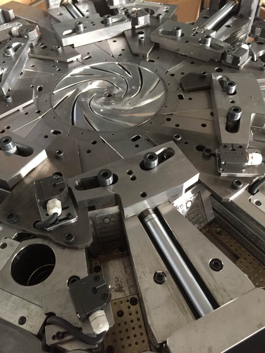 江南(中国)江南注册制造注塑模具加工一体