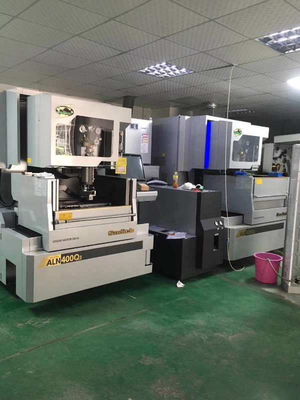 江南(中国)江南注册车间中走丝设备一角 江南(中国)江南注册车间中走丝设备一角